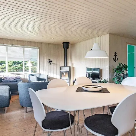 Three-bedroom Holiday In 1 *