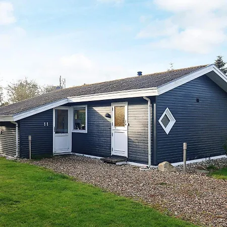 Dom wakacyjny Three-bedroom Holiday In 1 *